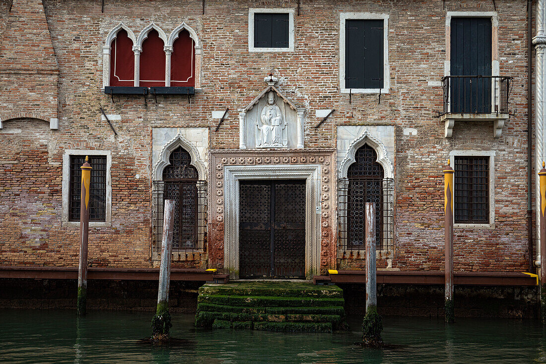 Alte Fassade vom Wasser aus, Kanal in Venedig, Italien