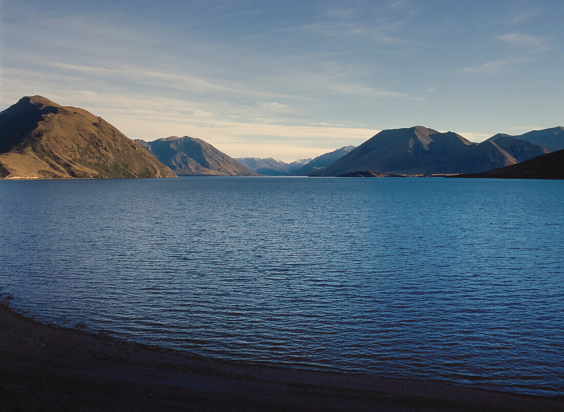 Lake Coleridge umgeben von Bergen
