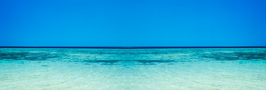 Panorama, wo das tropische Meer auf den blauen Himmel am Horizont trifft