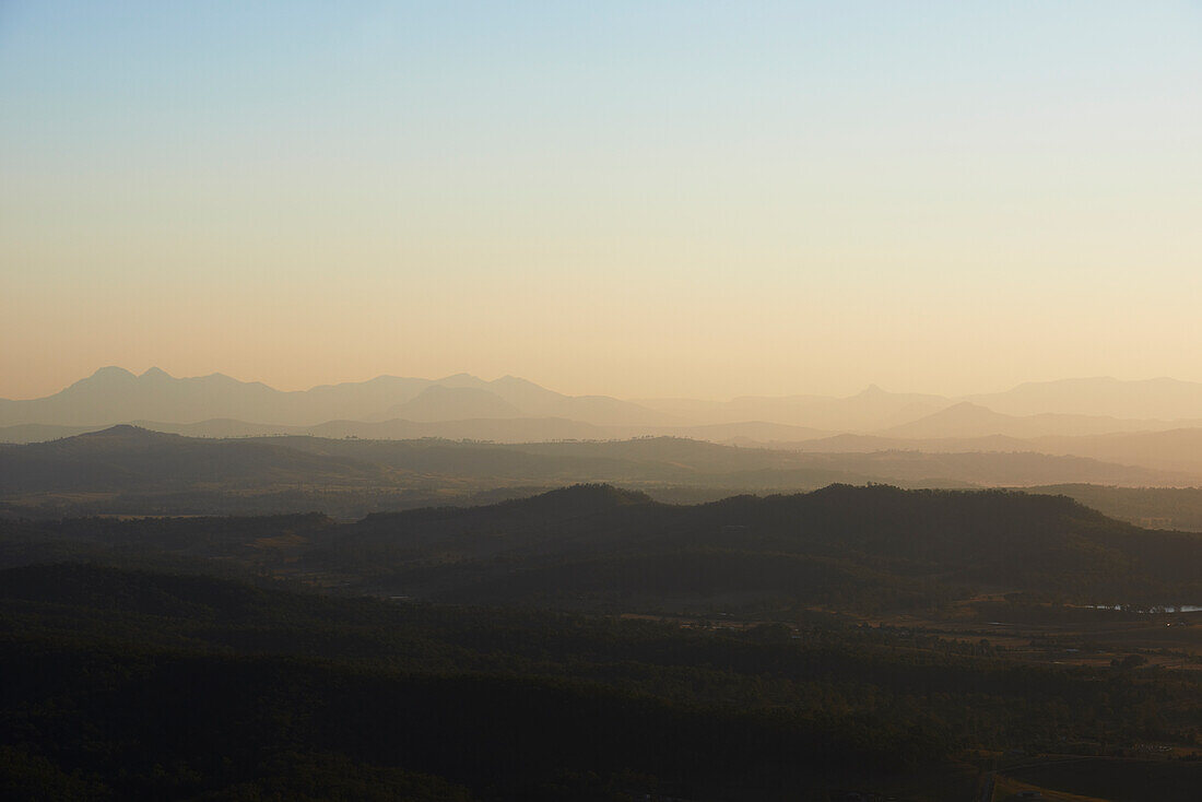 Blick über Reihen von sanften Hügeln von der Spitze des Mt. Tamborine - Queensland