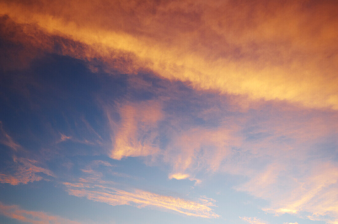 Rosa Wolken am Himmel bei Sonnenuntergang