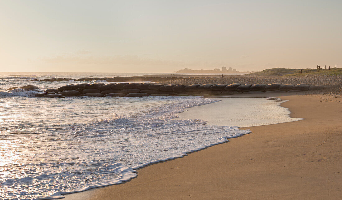 Einsame Person am felsigen Strand von Maroochydore am frühen Morgen