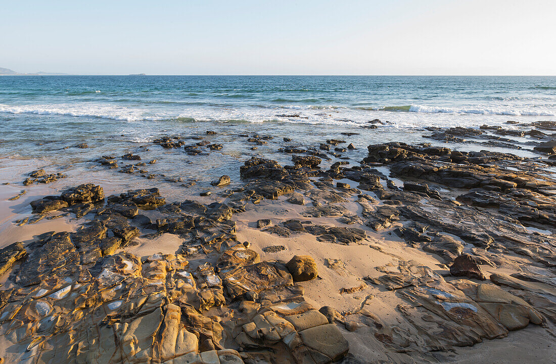 Felsen am Strand und Wellen bei Alexandra Headland