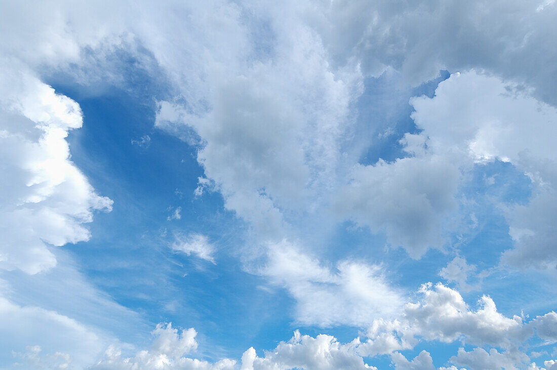 Blauer Himmel und weiße Wolken