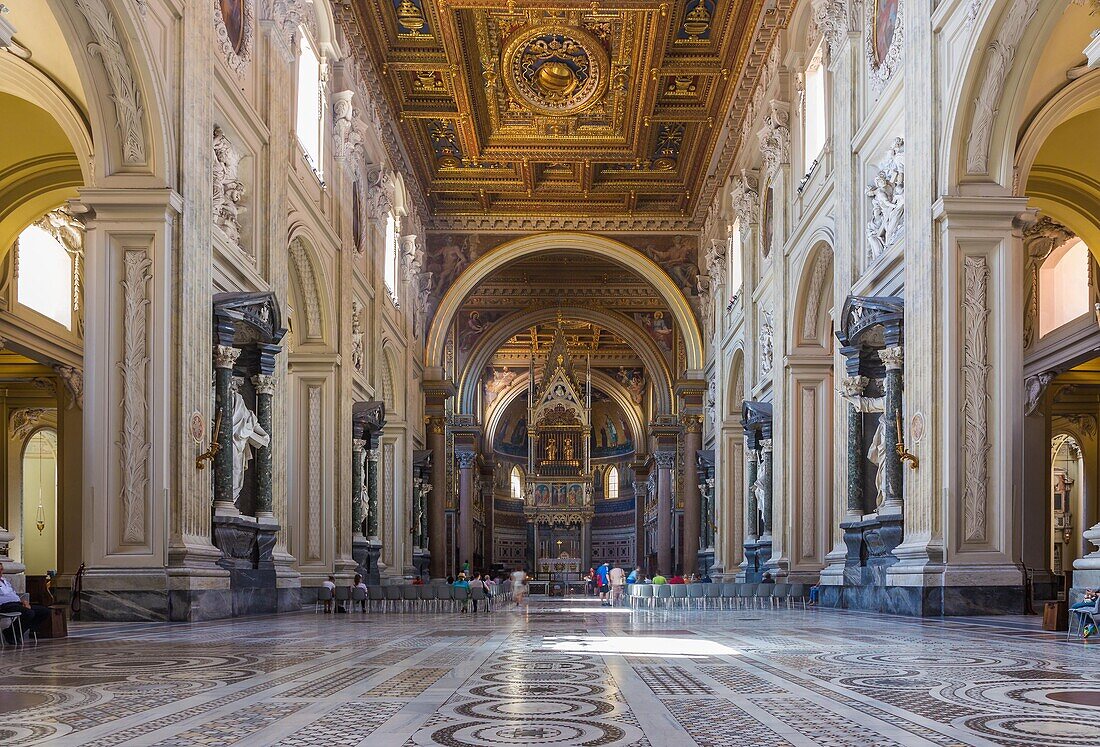 Rom, San Giovanni in Laterano, Langhaus mit vergoldeter Kassettendecke, Cosmatenfußboden und Kopfreliquiaren der Apostel Petrus und Paulus, Latium, Italien