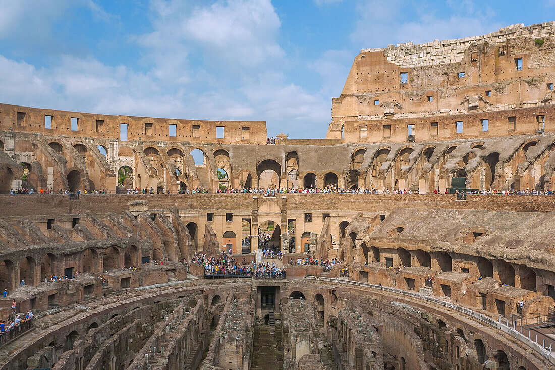 Rom, Kolosseum Innenansicht mit Rängen und Arena, Latium, Italien