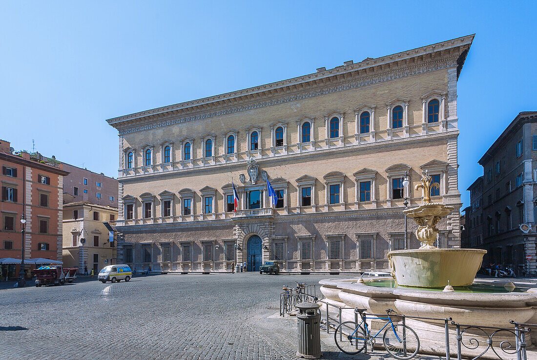 Rom, Piazza Farnese, Palazzo Farnese, Brunnen mit Granitbadewannen, Latium, Italien