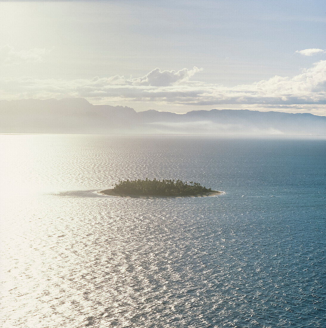 Luftaufnahme eines pazifischen Atolls, vor dem Festland der Fidschi-Inseln