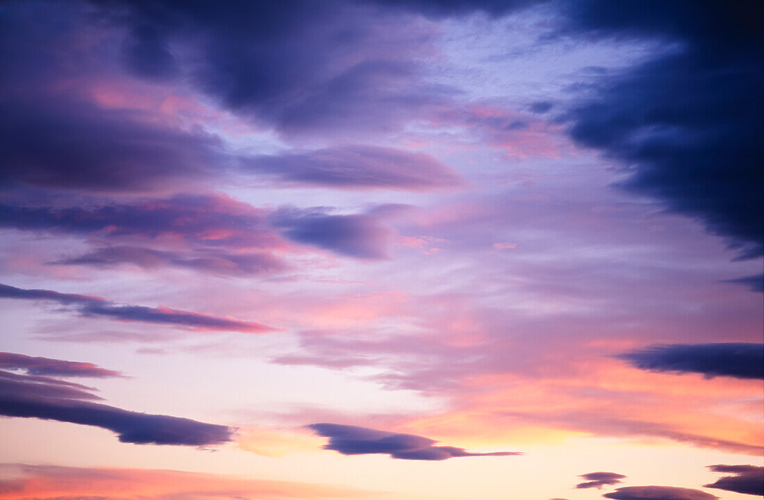 Rosa und lila Wolken am Himmel bei Sonnenuntergang