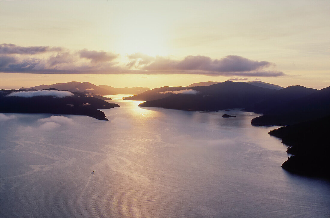Luftaufnahme der Queen Charlotte Sounds bei Sonnenaufgang