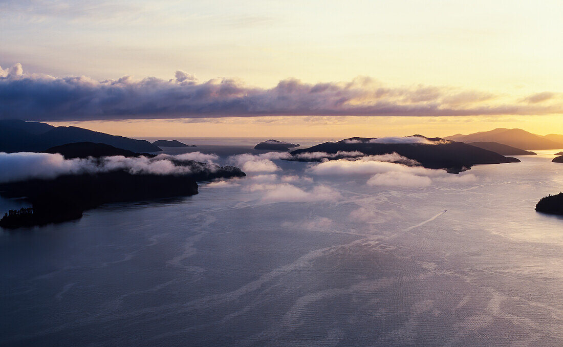 Luftaufnahme der Queen Charlotte Sounds bei Sonnenaufgang - Neuseeland