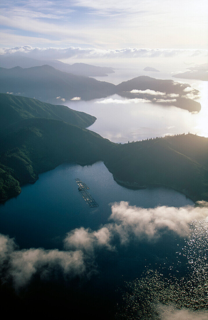 Luftaufnahme einer nachhaltigen Lachsfarm in Queen Charlotte Sounds - Neuseeland