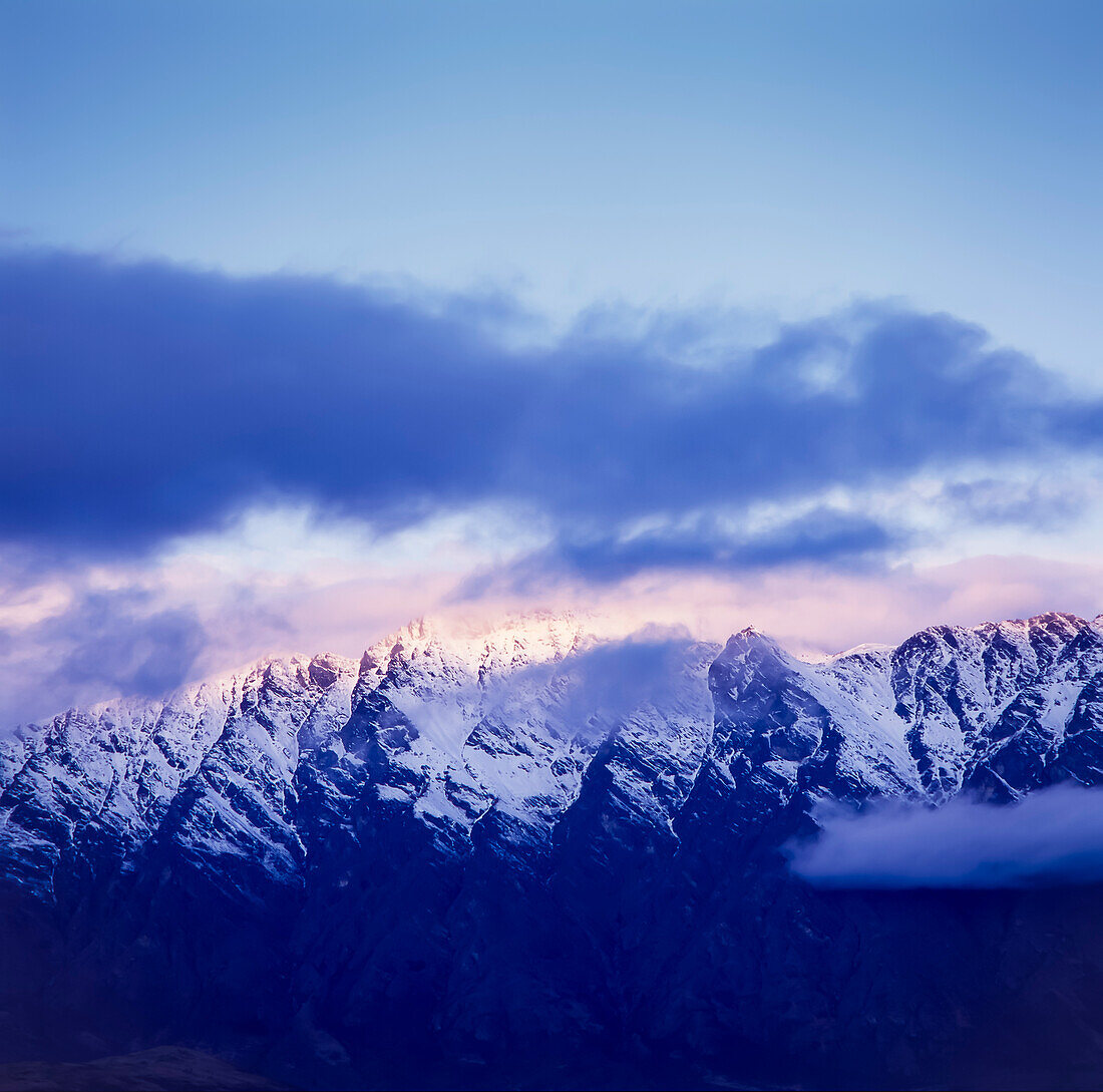 Schneebedeckte Remarkables-Bergkette in Neuseeland