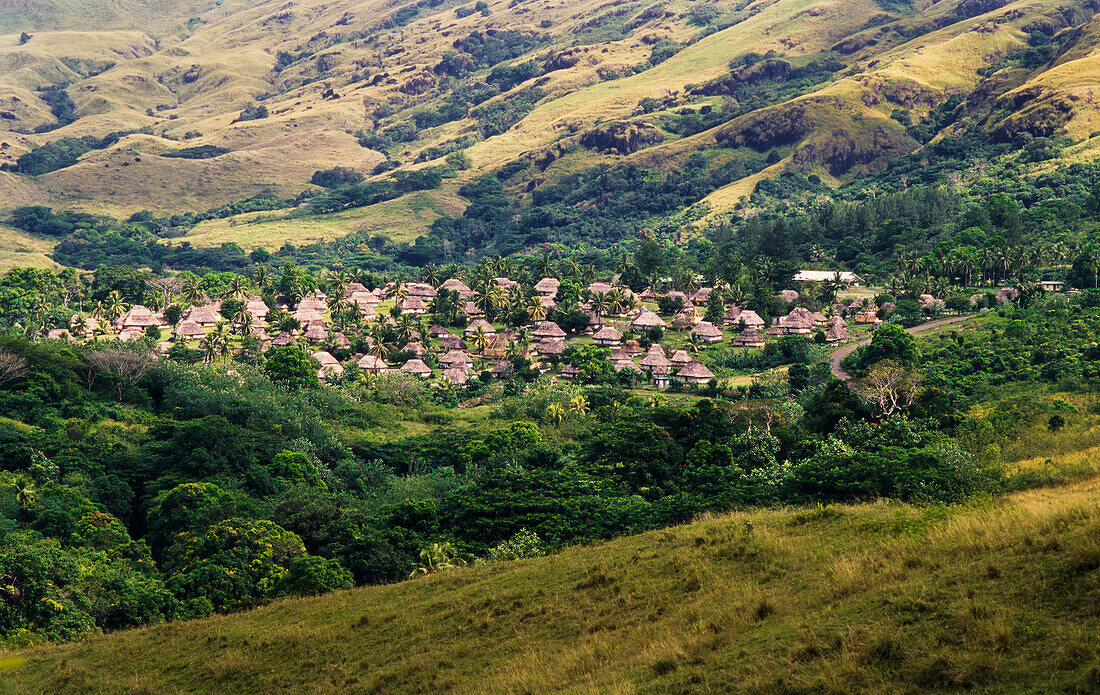 Blick auf das Dorf Navala, eingebettet zwischen den Hügeln in Fidschi