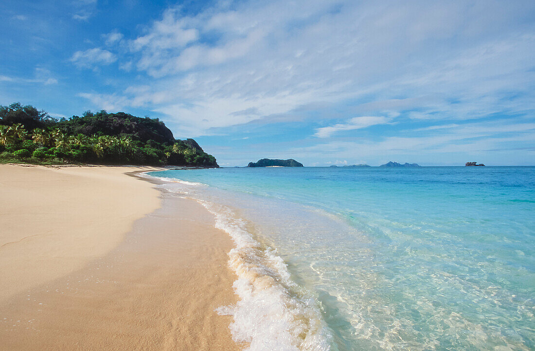 Blick entlang des Strandes von Tropical Island auf die Mamanuca-Gruppe der Fidschi-Inseln