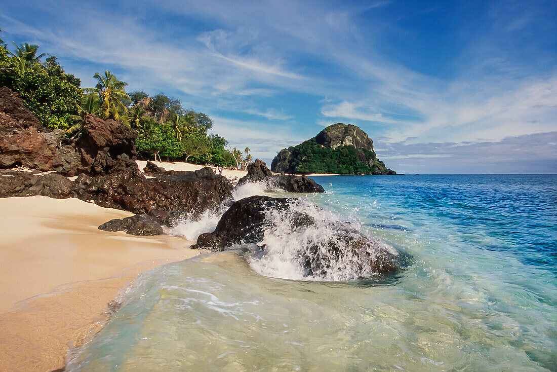 Blick entlang Strand von Tropical Island in der Mamanuca-Gruppe der Fidschi-Inseln