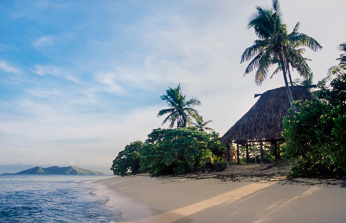 Traditionelle Hütte am Strand am Ufer von Mana Island