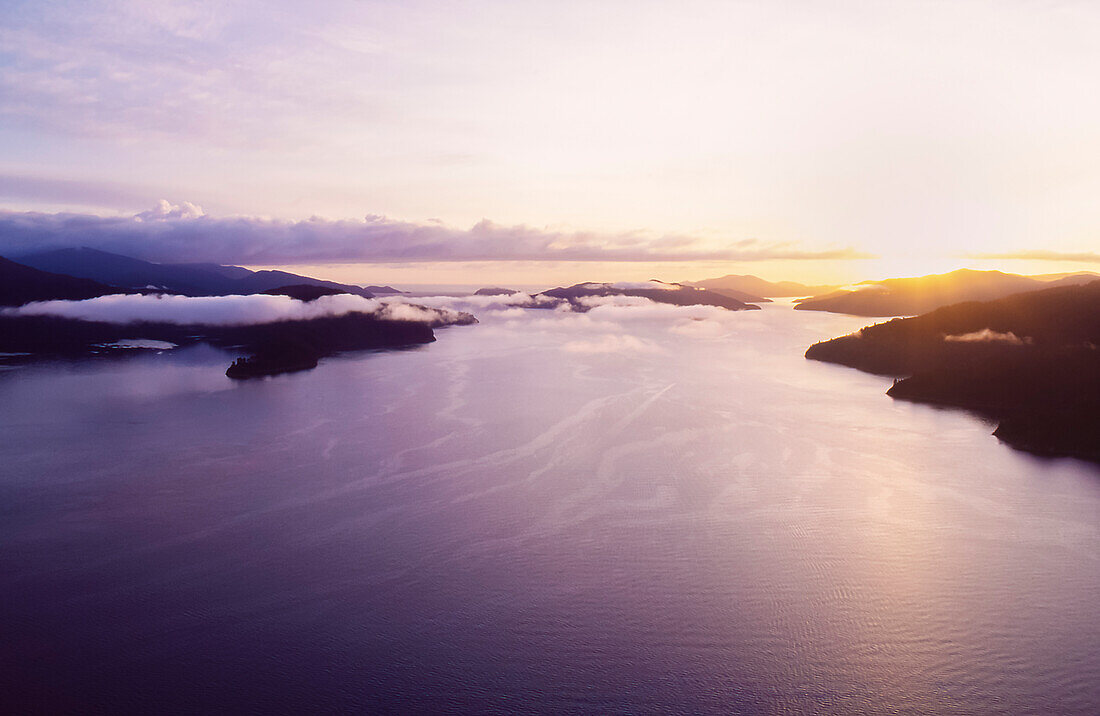 Luftaufnahme der Queen Charlotte Sounds bei Sonnenaufgang