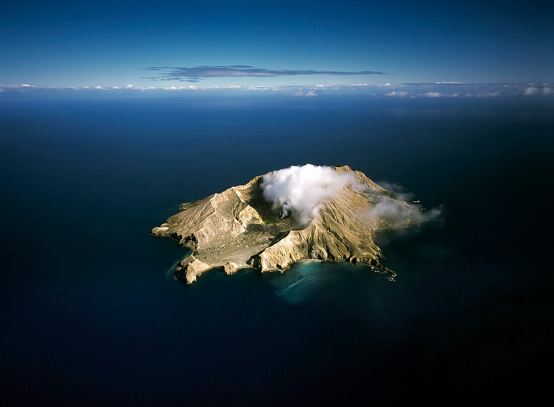 Luftaufnahme des rauchenden aktiven Vulkans auf White Island
