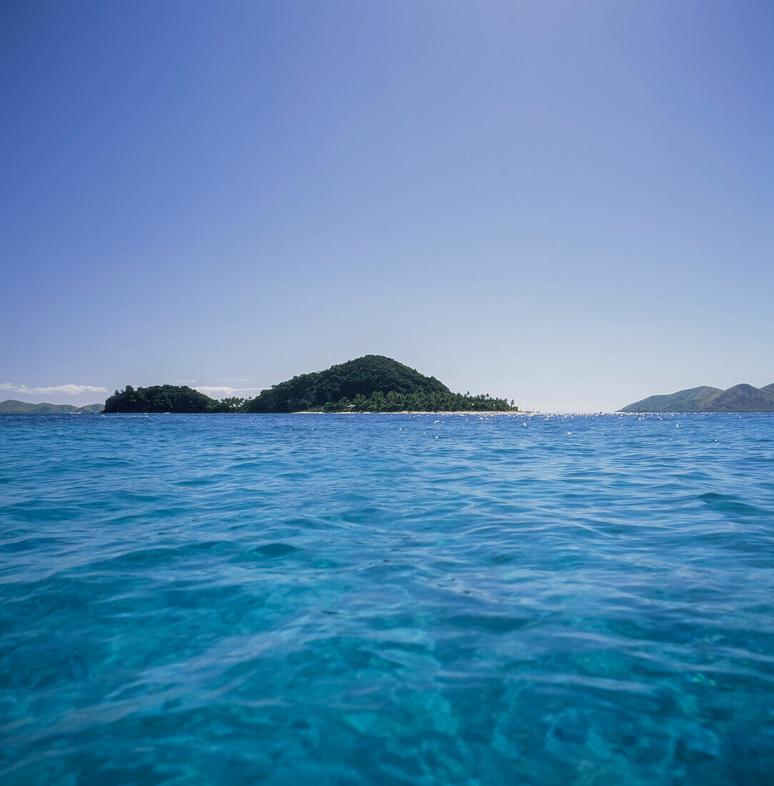 Blick über tropisches Wasser zur Insel Matamanoa - Fidschi-Inseln