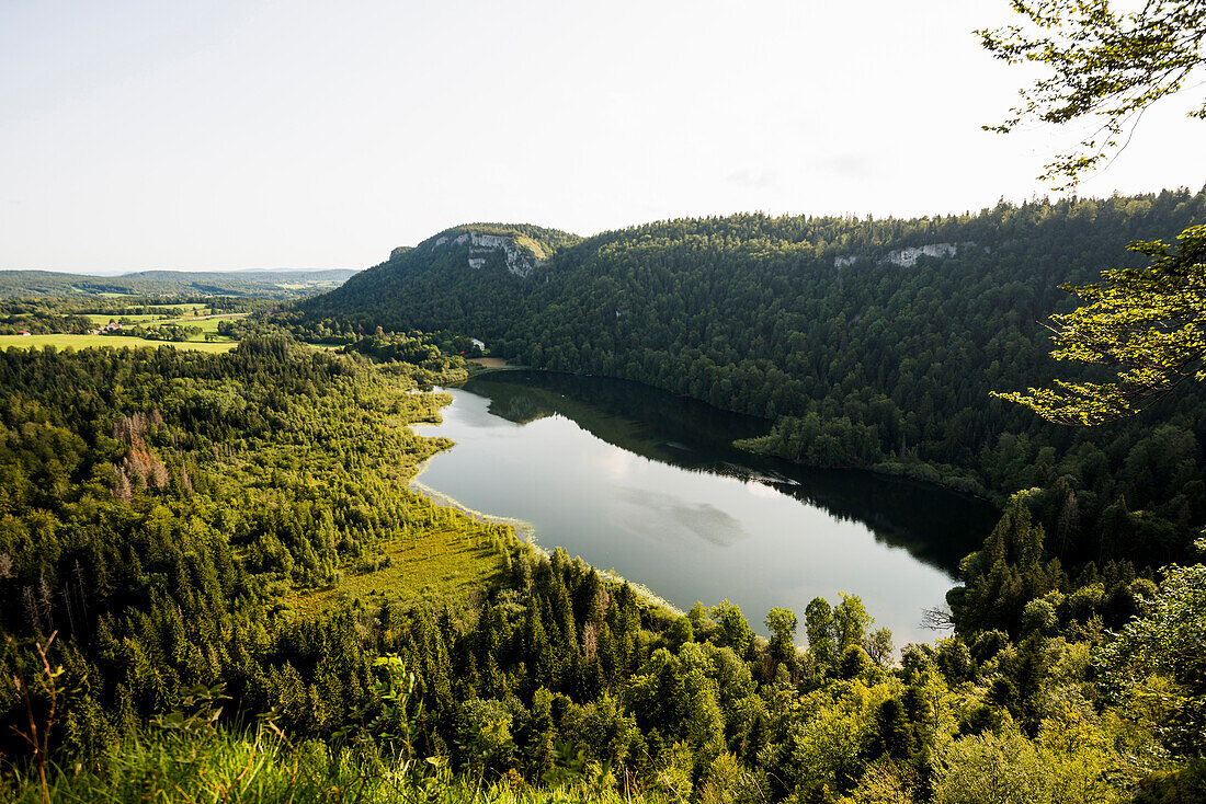 Seenlandschaft, Lac de Bonlieu, Champagnole, Departement Jura, Bourgogne-Franche-Comté, Jura, Frankreich