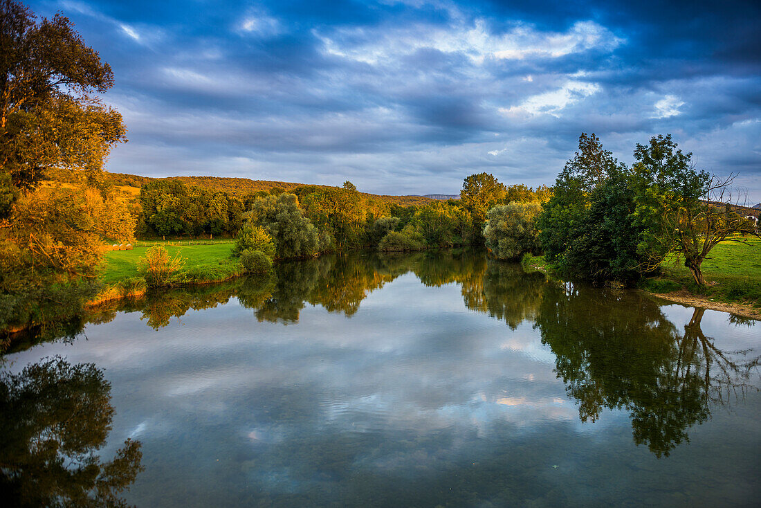 Sonnenuntergang am Fluss, Loué, Champagne-sur-Loué, Département Jura, Bourgogne-Franche-Comté, Jura, Frankreich