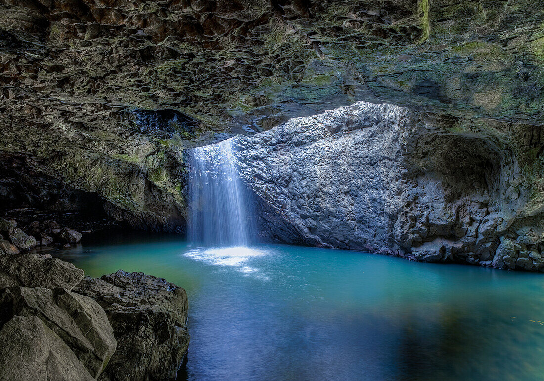 Wasser fließt in den Pool an der natürlichen Brücke im Gondwana-Regenwald - Springbrook-Nationalpark - Queensland