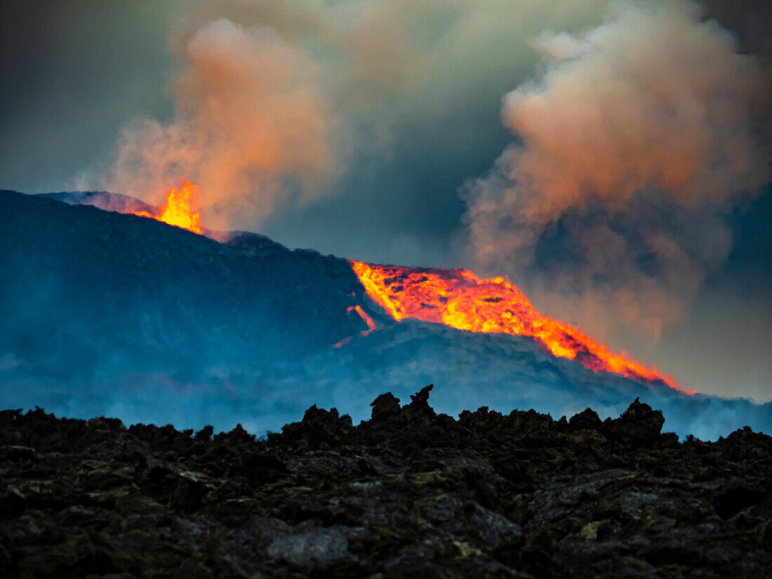 Glühende Lava wird in den Himmel geschleudert, wenn Lava aus dem Vulkan Fagradalsfjall auf Island austritt