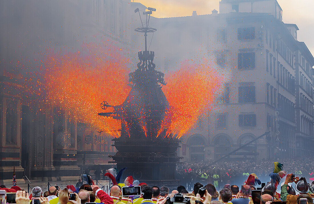 Fire works, Explosion of the Cart festival, Piazza del Duomo, Florence, Tuscany, Italy