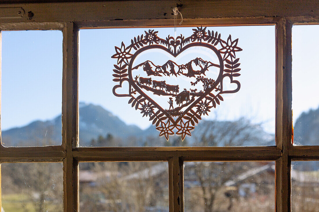 Dekoherz aus Holz mit Almabtrieb-Motiv in altem Türfenster, Bauernhaus in Oberbayern, Bayern, Deutschland
