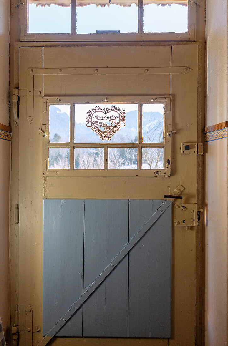 Holztür mit Fenster und Dekoherz aus Holz mit Almabtrieb-Motiv, Bauernhaus in Oberbayern, Bayern, Deutschland