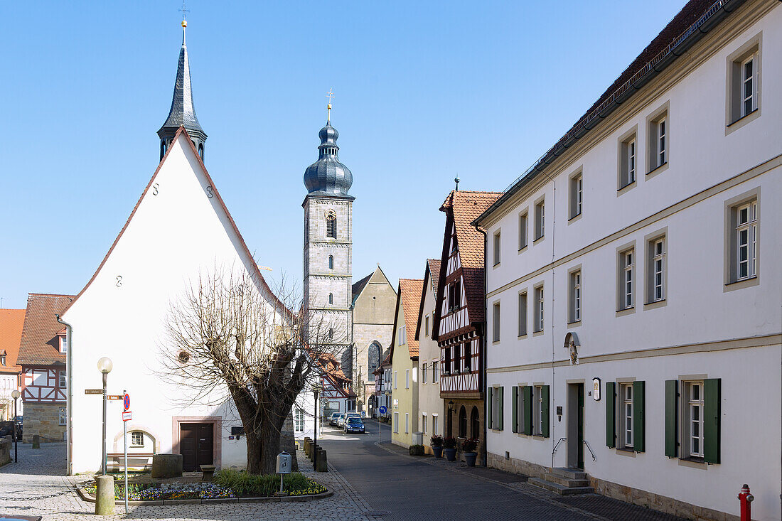 Forchheim, Marienkapelle mit Blick auf die Stadtpfarrkirche St. Martin in Oberfranken, Bayern, Deutschland