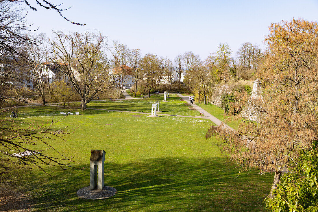 Forchheim, Die Fünf Tore, Großplastik von Jan Koblasa im Stadtpark an der Zwingerbastion in Oberfranken, Bayern, Deutschland