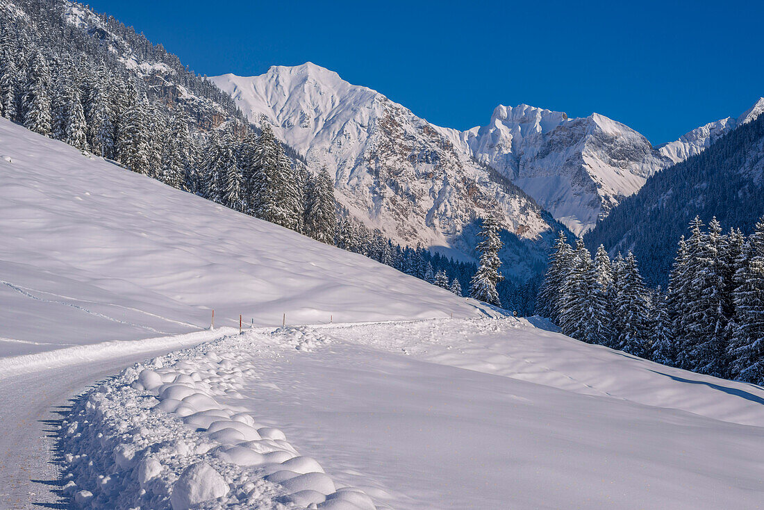 Oytal im Winter, dahinter Schochen, 2100m, Schneck, 2268m, Himmelhorn, 2113m, und Großer Wilder, 2379m, bei Oberstdorf, Oberallgäu, Bayern, Deutschland, Europa