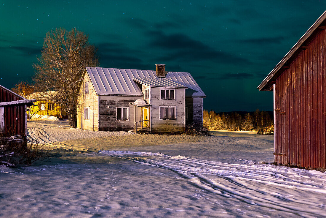 Leerstehendes Holzhaus, Polarlichter, Raattama, Lappland, Finnland