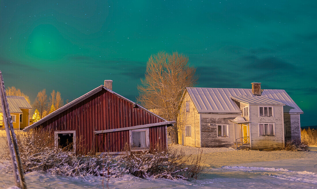 Leerstehendes Holzhaus, Polarlichter, Raattama, Lappland, Finnland