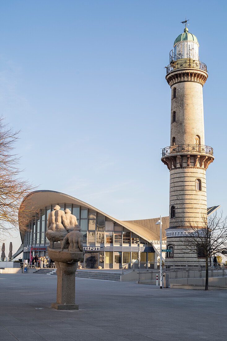 Blick auf den Leuchtturm mit Muschel in Warnemünde am Morgen, Rostock, Mecklenburg-Vorpommern, Deutschland