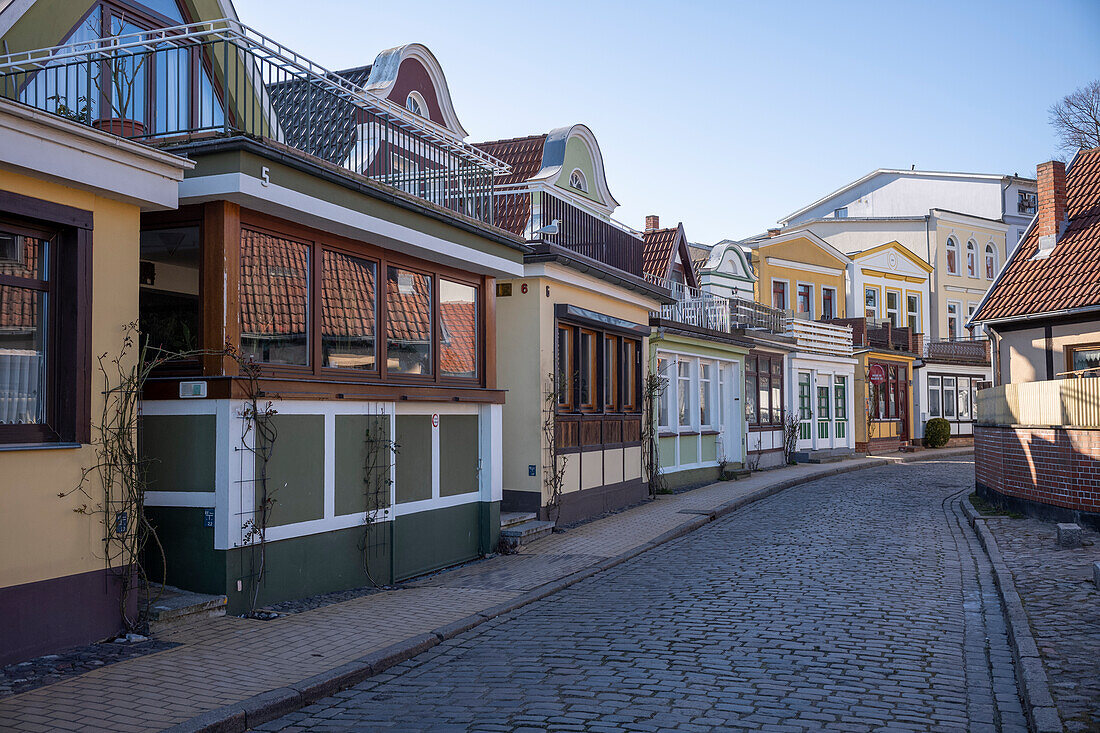 Historische Kapitänshäuser in der Altstadt von Warnemünde, Rostock, Mecklenburg-Vorpommern, Deutschland