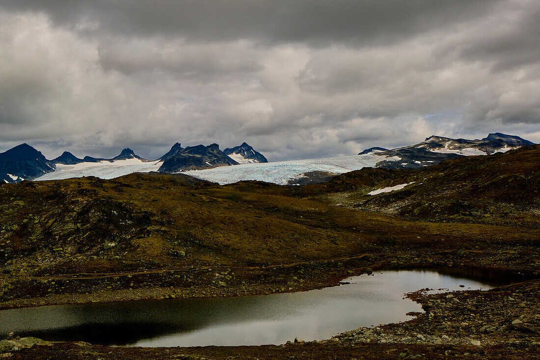 Sognefjellsvegen in Norwegen, einsame Landstrasse,  Hochplateau, Gletscher