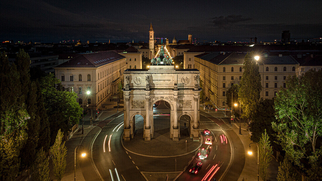 Siegestor von oben bei Nacht, München, Bayern, Deutschland