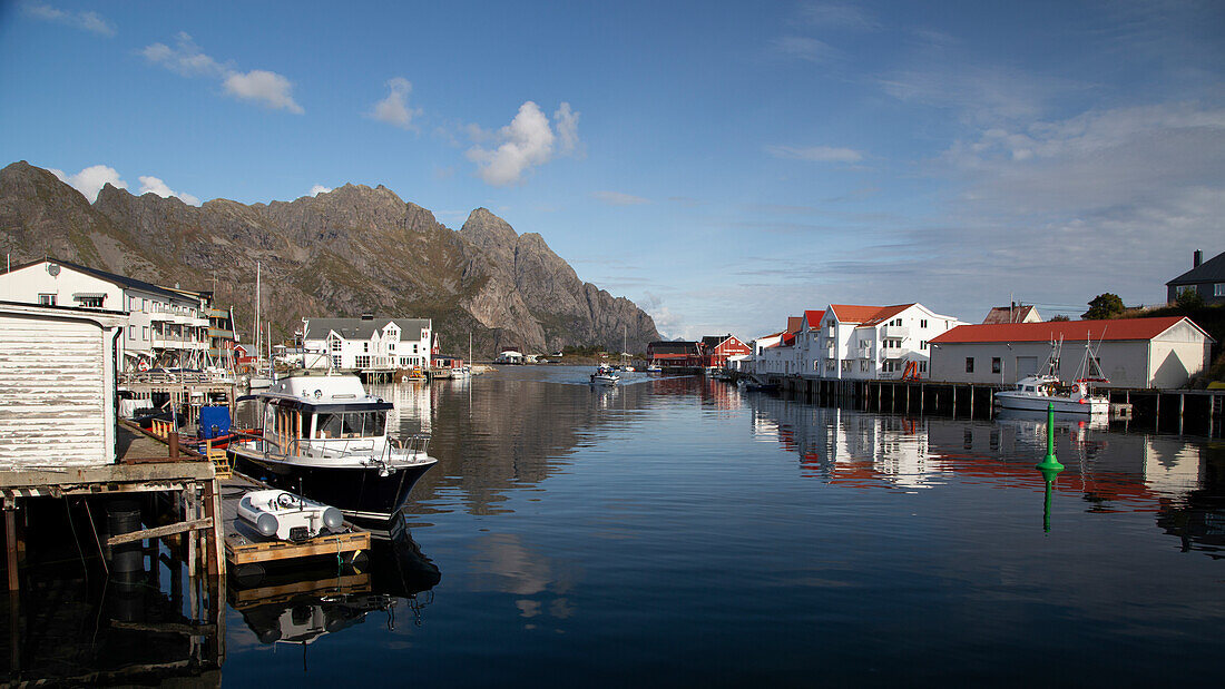 Kleine Boote im Hafen von Henningsvaer, Lofoten, Norwegen.