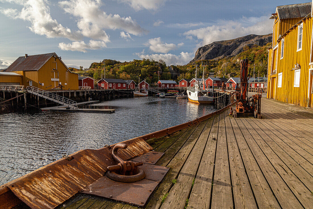 Holzpier, altes Lagerhaus, Fischkutter in Nusfjord, Flakstad, Lofoten, Norwegen.