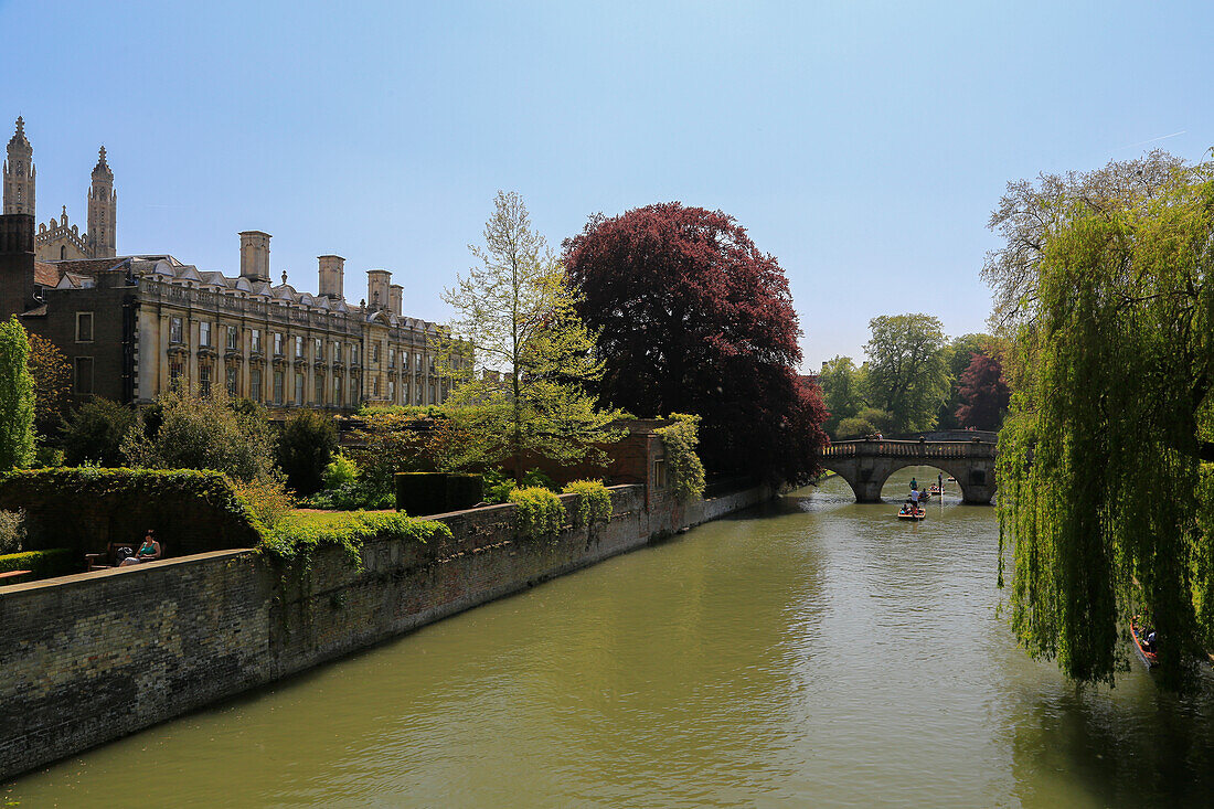 Fluss Cam und Clare College, Cambridge, England bei Sonnenschein.