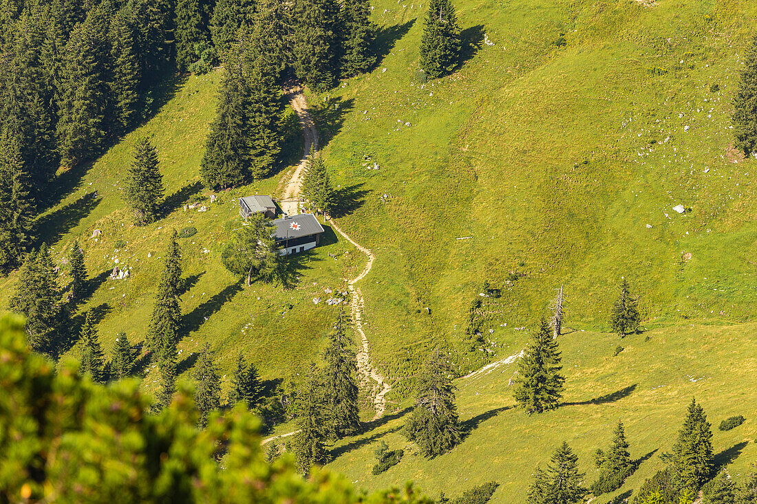 Bergwachthütte am Geigelstein, Ausblick vom Gipfel des Geigelsteins. Schleching, Chiemgauer Alpen, Oberbayern, Bayern, Deutschland, Europa