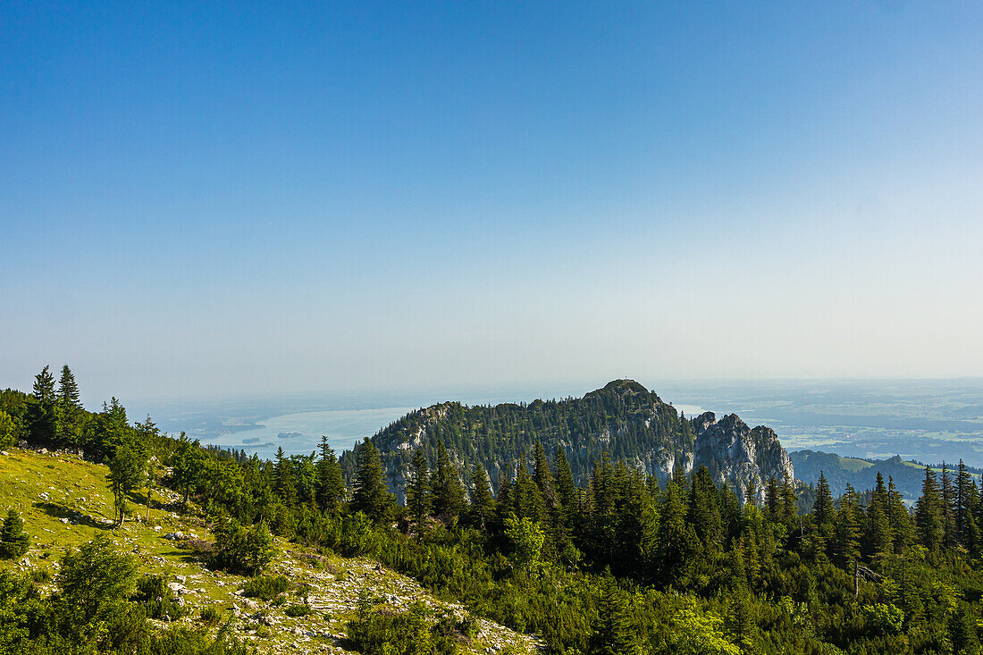 Blick ins Chiemgau, im Vordergrund die Gederer Wand mit Gipfelkreuz. Hohenaschau, Chiemgau, Oberbayern, Bayern, Deutschland, Europa