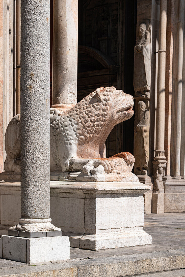 Blick auf einen säulentragenden Löwen des Duomo auf der Piazza del Comune, Cremona, Lombardei, Italien, Europa