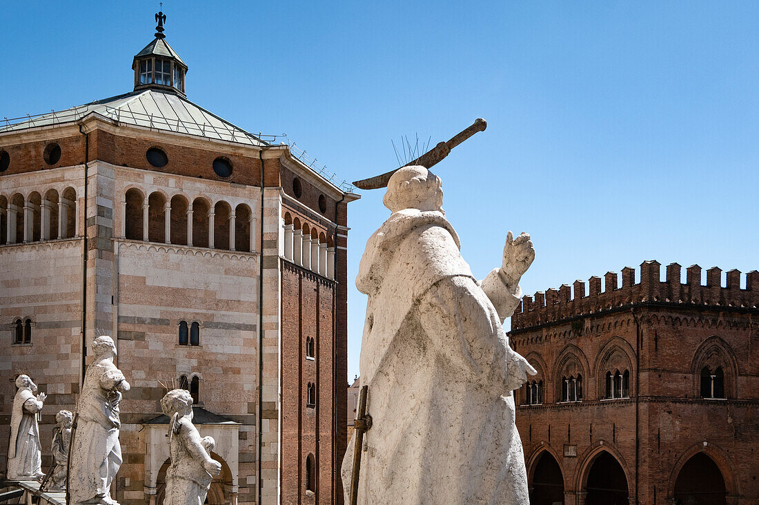 Blick auf die Statue des Petrus von Verona mit beil im Schädel am Dom von Cremona, Cremona, Lombardei, Italien, Europa