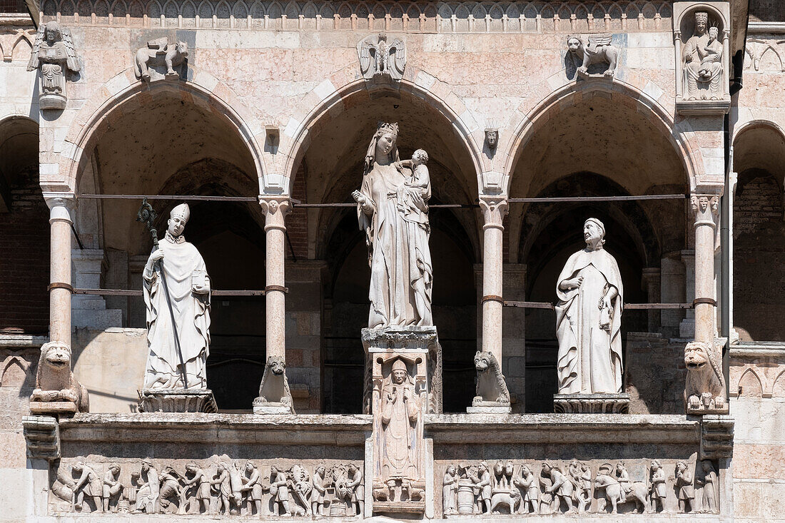 Blick auf die Statuen der Vorhalle an der Hauptfassade des Dom von Cremona, Cremona, Lombardei, Italien, Europa