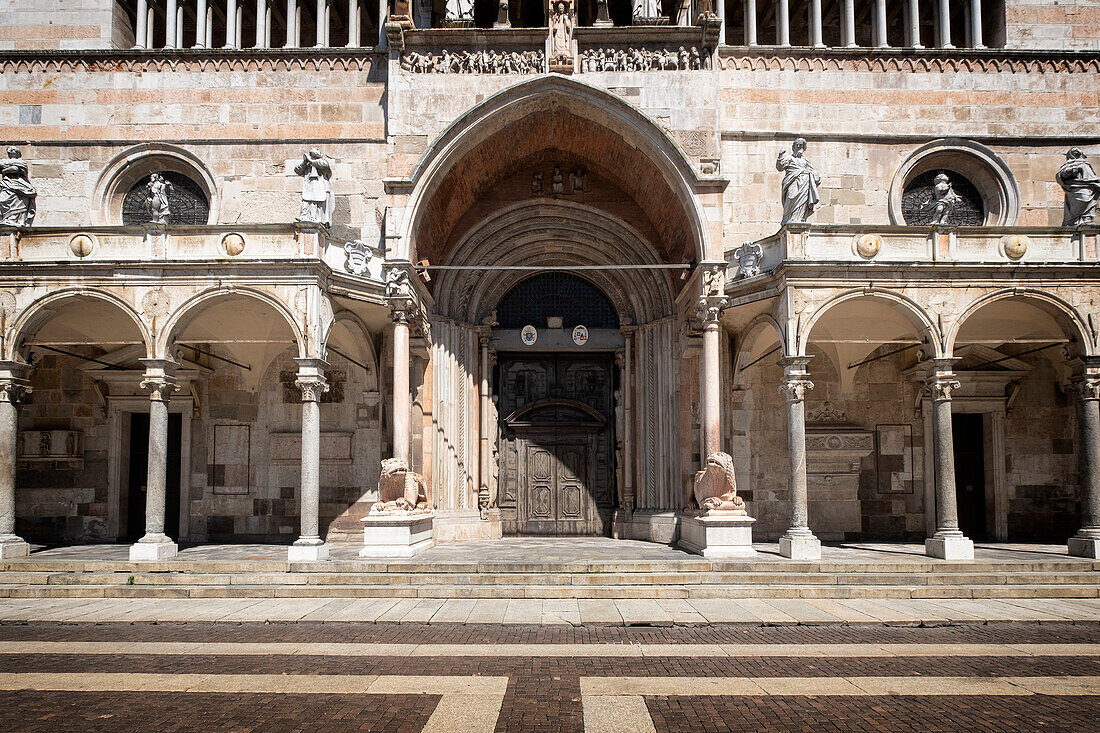 View of the gate of the Duomo in the Piazza del Comune, Cremona, Lombardy, Italy, Europe