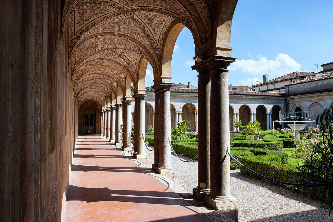 Blick auf die bemalte Galerie und den hängenden Garten im Palazzo Ducale in Mantua, Mantova, Lombardei, Italien, Europa
